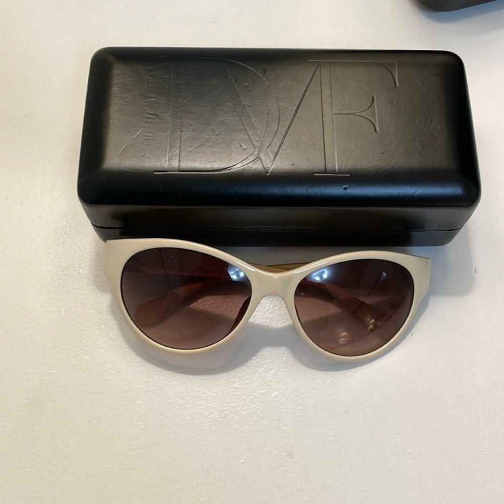 DIANE VON FURSTENBERG CAT EYE SUNGLASSES